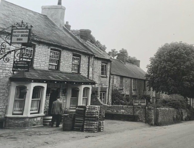 Half Moon, Portesham