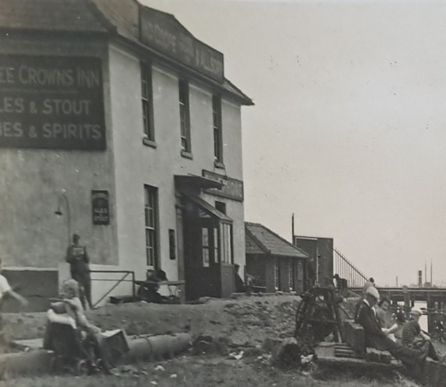 Three Crowns, Rainham