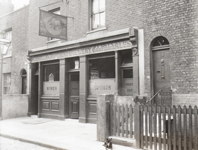 Half Moon, Gravesend