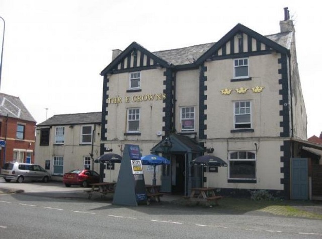 Three Crowns, Leigh