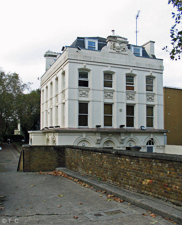 Warwick Castle, Bayswater