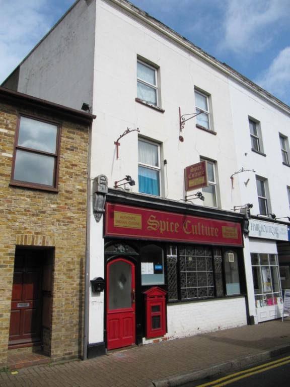 Nellie McQueens, Staines