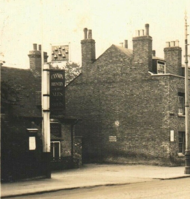 Eight Bells, Uxbridge