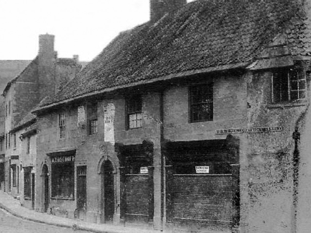 Three Crowns, Mansfield