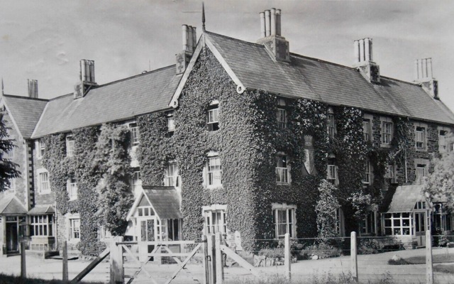 Carnarvon Arms Hotel, Brushford