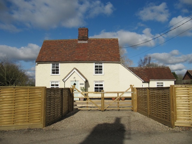 Four Horseshoes, Whatfield