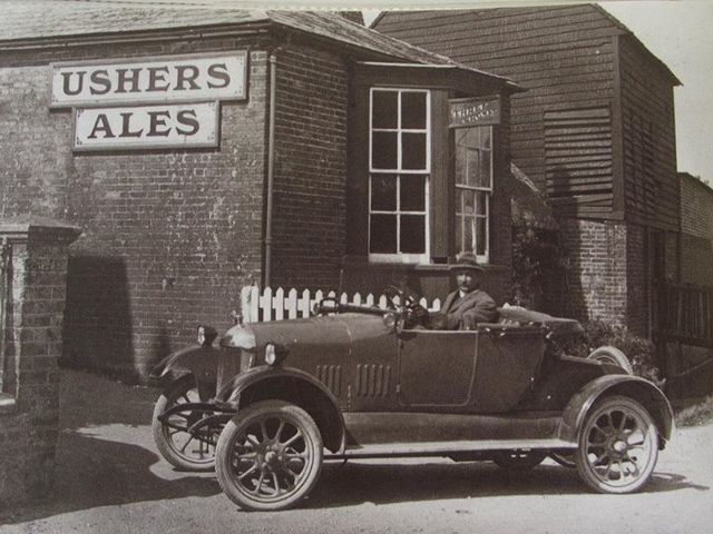 Three Crowns, Salisbury